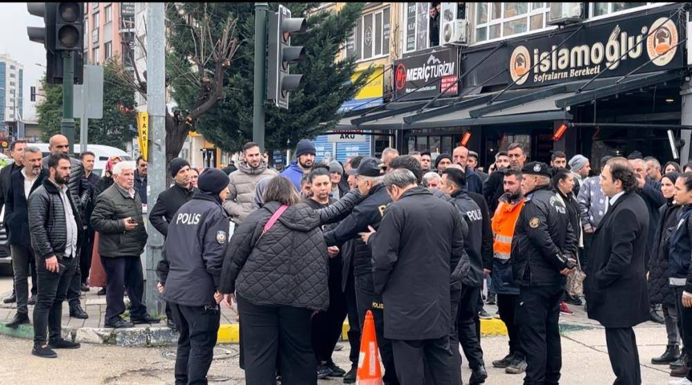 Mahkeme salonunda öldürülen baba ve oğlu yan yana defnedildi 4